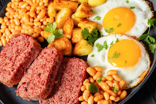 Corned Beef Baked Beans Potatoes Fried Eggs — Stock Photo, Image