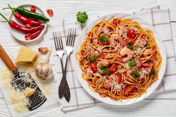 Shrimp Fra Diavolo Spaghetti Tomato Based Hot Sauce Sprinkled Grated — Stock Photo, Image