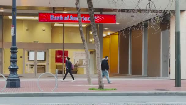 アメリカの銀行 Bofaサンフランシスコ カリフォルニア州と人々は午前中に仕事に歩くことによって通過します — ストック動画