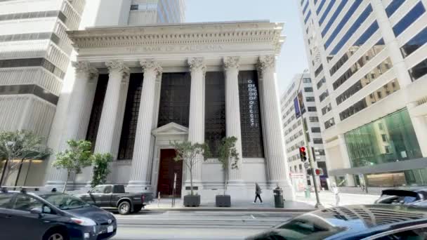サンフランシスコ金融街のカリフォルニア銀行昼休み車が通り過ぎる晴れた日 — ストック動画