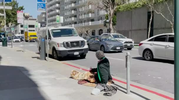 歩道の外に座っているホームレス — ストック動画