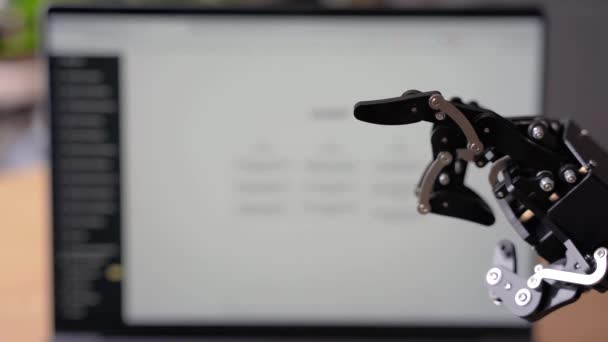 Mão Humana Tocando Lentamente Dedo Robô Com Chat Segundo Plano — Vídeo de Stock