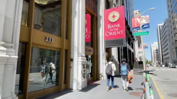 Personnes Marchant Dehors Banque Orient Banque Pendant Journée — Video