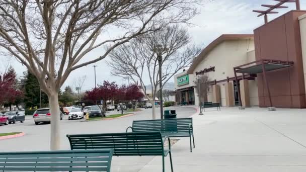 Χώρος Στάθμευσης Ένα Εμπορικό Κέντρο Πράσινα Παγκάκια Κανείς Δεν Κάθεται — Αρχείο Βίντεο