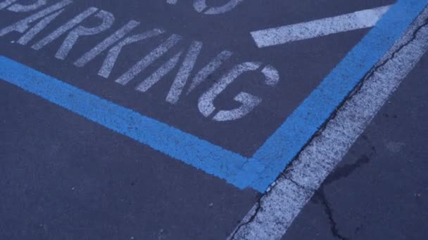無駐車場のビデオ白と青の色で描かれた看板 — ストック動画