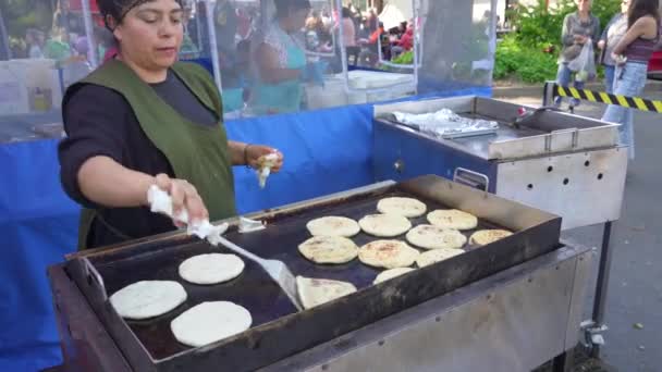 Latina Femeie Gătit Bun Arată Pupusas — Videoclip de stoc