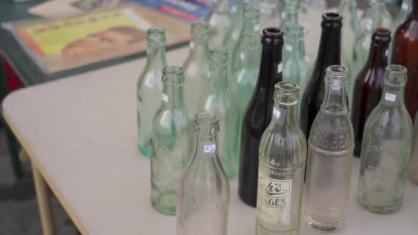 Oude Lege Flessen Soda Koop Een Antieke Faire — Stockvideo