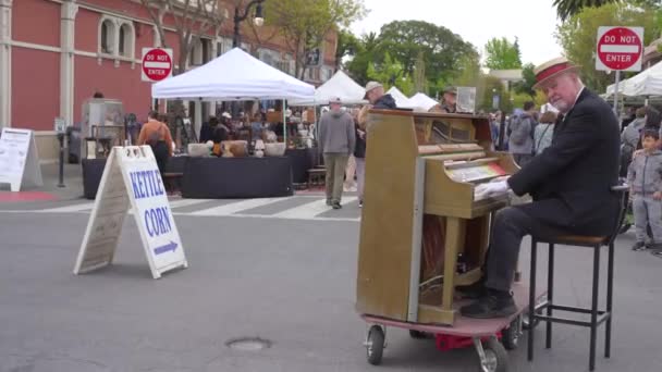 Vieil Homme Avec Costume Chapeau Jouant Piano Utilisant Des Gants — Video