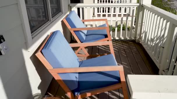 Poltronas Azuis Relaxantes Varanda Ensolarada Brilhante Manhã — Vídeo de Stock