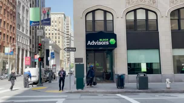 Block Advisors Office Előtt Sétáló Emberek San Francisco Kaliforniában Adószezon — Stock videók