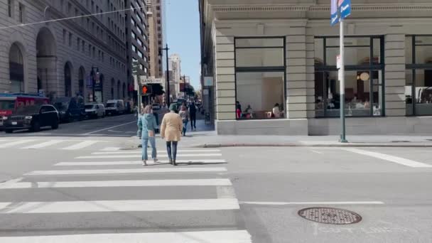 Chodci Procházející Ulici Během Oběda Finančním Okrese San Francisco — Stock video