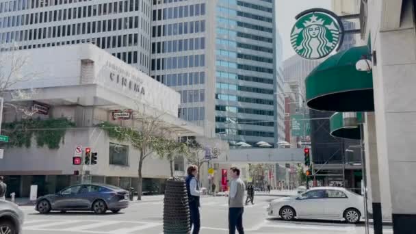 Vrienden Praten Buiten Starbucks Koffiehuis Een Koude Dag — Stockvideo