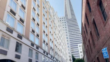 San Francisco California 'da güneşli bir günde Finansal Bölgeden izlenen çarpıcı Transamerica Piramidi