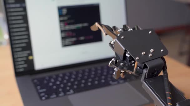 Robot Hand Met Behulp Van Een Laptop — Stockvideo