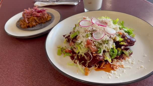 Kyckling Enchilada Med Sallad Och Ost Med Taco Cochinita Pibil — Stockvideo
