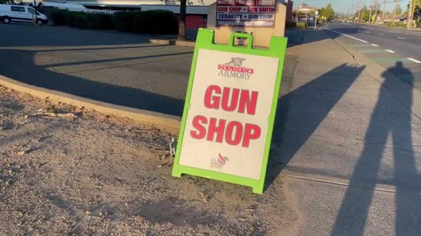 Kaliforniya Bir Silah Dükkanının Işareti — Stok video