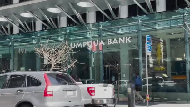 旧金山Umpqua银行加利福尼亚金融区阳光明媚的日子里 人们经过并乘坐Muni公共交通工具 — 图库视频影像
