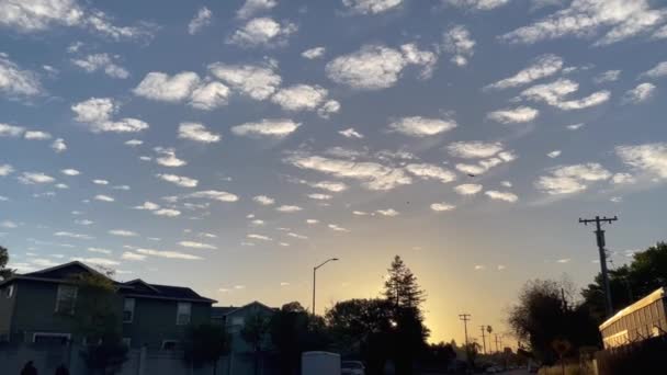 Güzel Bir Gün Batımı Çiziyor Gökyüzünü Huzurlu Bir Sokaktan — Stok video