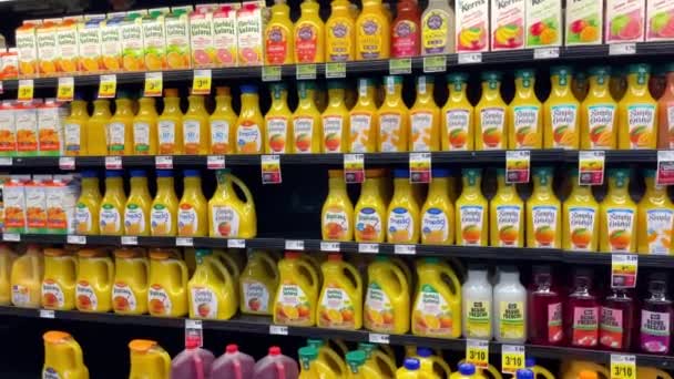 Egy Szupermarket Tele Változatos Gyümölcslével — Stock videók