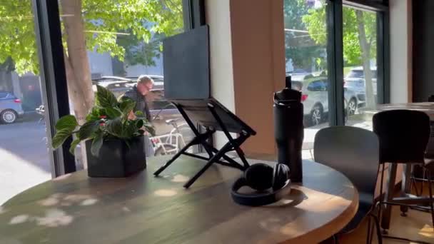 Muž Kráčí Chodníku Vchodu Kavárny — Stock video