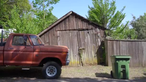 Αυτοκίνητο Παρκαρισμένο Μπροστά Από Ένα Εγκαταλελειμμένο Γκαράζ Που Καταρρέει — Αρχείο Βίντεο