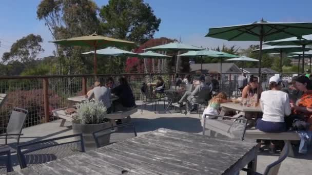 Arkadaşlar Aile Açık Hava Restoranında Keyifli Vakit Geçiriyorlar — Stok video