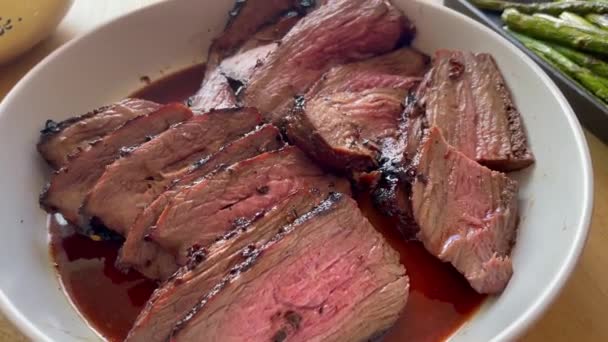 おいしいアスパラガスを伴うプレート上の美味しいスライス肉 — ストック動画
