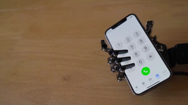 Robotic Hand Håller Telefon Väg Att Ringa Ett Samtal — Stockvideo