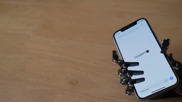 Mão Robótica Segurando Telefone Exibindo Chatgpt Tela — Vídeo de Stock