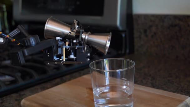 Tequila Dalam Gelas Setelah Robot Disajikan Dengan Jigger — Stok Video