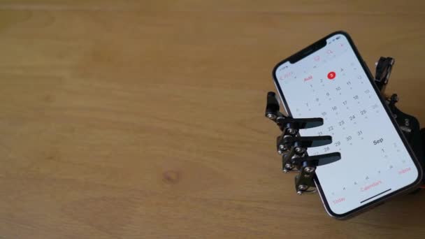 Роботизированная Рука Телефоном Показывающим Календарь — стоковое видео