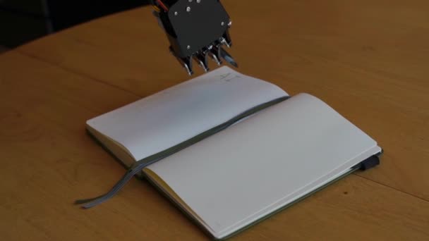 Panning Kamery Robotyczną Ręką Którą Napisała Notatniku — Wideo stockowe