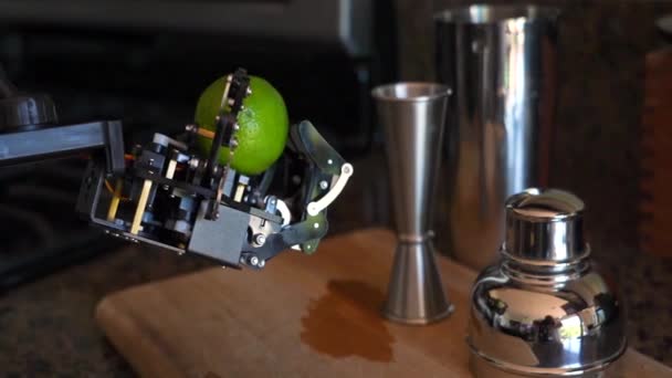 アルコール飲料を準備するためにレモンを保持するロボットハンドのパンを行うカメラ — ストック動画