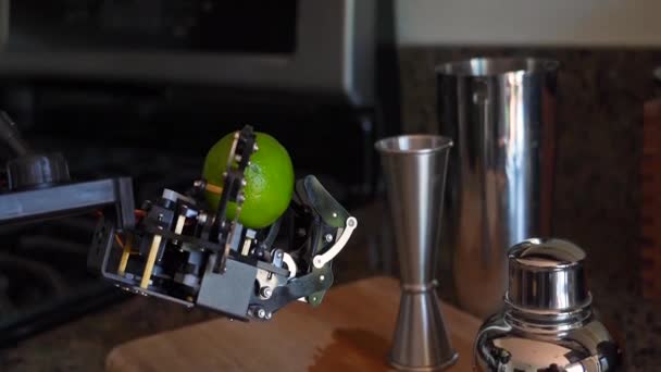 Robotyczna Dłoń Trzymająca Świeżą Limonkę Shakerem Koktajlowym Jiggerem Deską Krojenia — Wideo stockowe