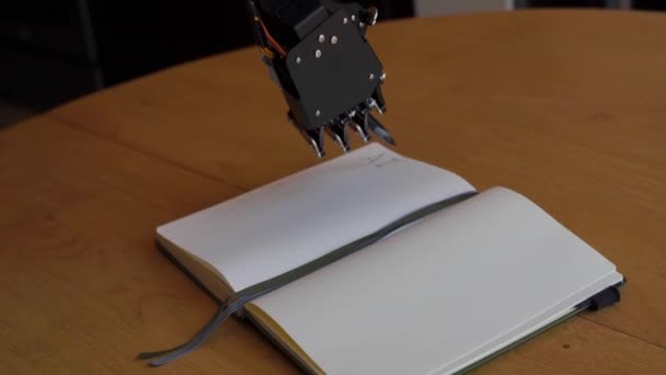 Fotoaparát Zachycující Robotickou Ruku Držící Tužku — Stock video
