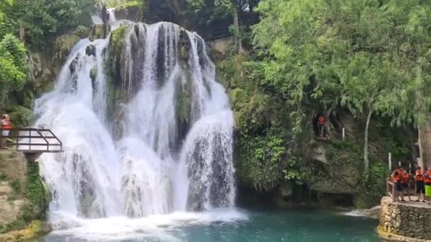 Gente Nadando Saltando Alrededor Una Gran Cascada Tamasopo — Vídeos de Stock
