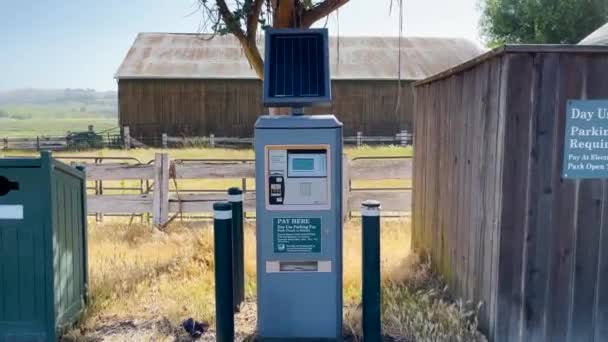 位于残疾人士泊车位旁边的太阳能自动泊车收费机 — 图库视频影像