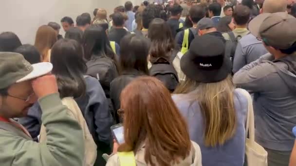 Άνθρωποι Στέκονται Και Περιμένουν Ένα Στενό Διάδρομο — Αρχείο Βίντεο
