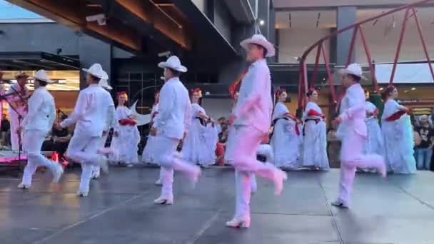 美しいメキシコの女性の前で踊る白いスーツの男性 — ストック動画