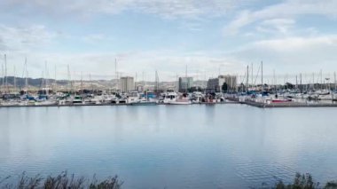 Lüks yatlar ve tekneler kristal berrak gök mavisi sularıyla San Francisco 'da bir rıhtıma demirlemişti.