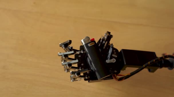 Robotická Ruka Drží Ruce Malý Černý Plynový Zapalovač — Stock video