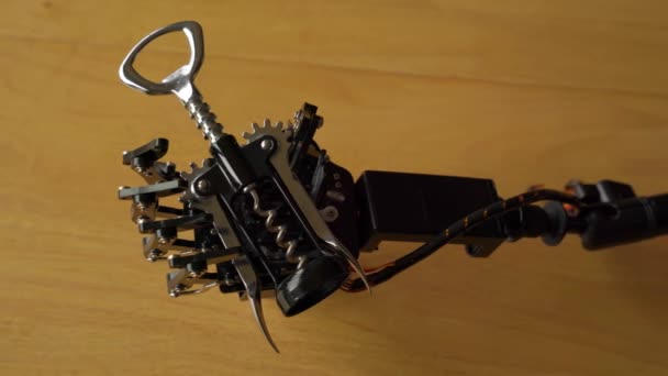 Mano Robotica Tiene Cavatappi Nero Nel Palmo Della Mano — Video Stock