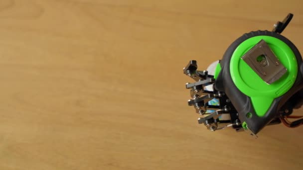 Robotická Ruka Držící Zelenou Měřicí Pásku — Stock video