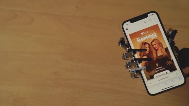 Une Main Robotique Tient Téléphone Avec App Apple Affichant Nouvelle — Video
