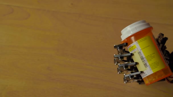 Robot Trzymający Napełnioną Butelkę Pomarańczowej Pigułki — Wideo stockowe