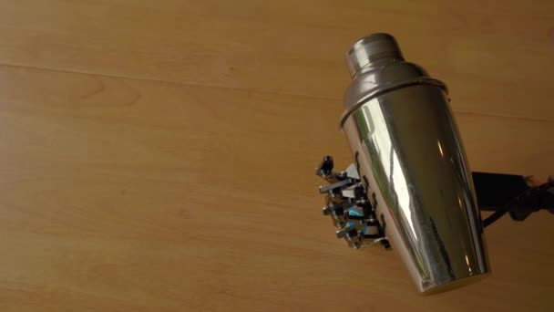 Ρομποτικό Χέρι Μπάρμαν Κρατώντας Ένα Shaker Ποτό — Αρχείο Βίντεο
