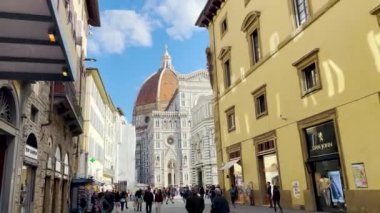 Etkileyici Duomo di Firenze 'ye doğru yürüyen büyüleyici bir ara sokakta