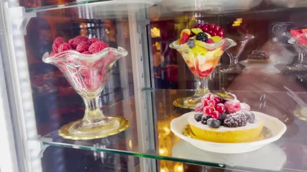 Desserts Dignes Bave Exposés Tentant Les Gens Travers Verre — Video