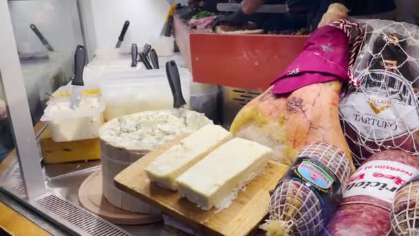 Hombre Preparando Una Baguette Con Embutidos Queso — Vídeos de Stock