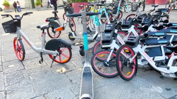 Floransa Nın Kaldırımlarına Kötü Park Etmiş Elektrikli Bisikletler Modern Bir — Stok video